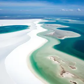 NASA mostrou os Lençóis Maranhenses vistos do espaço e chamou a paisagem brasileira de “deserto feito de água”: dunas brancas de quartzo, lagoas azuis e verdes, chuva acima de Seattle e areia movida por rios criam um cenário que parece impossível Lençóis Maranhenses