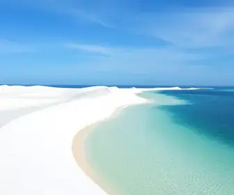 Dunas brancas e lagoas cristalinas atraem turistas no Maranhão