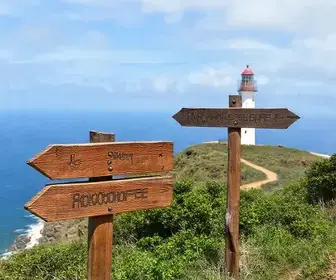Placas de madeira sinalizam trilha até o farol em Barreirinhas